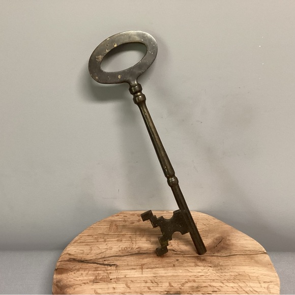 Vintage & Solid Brass & Huge - Skeleton Type Key Wall Hanger - Paperweight - Picture 2 of 10